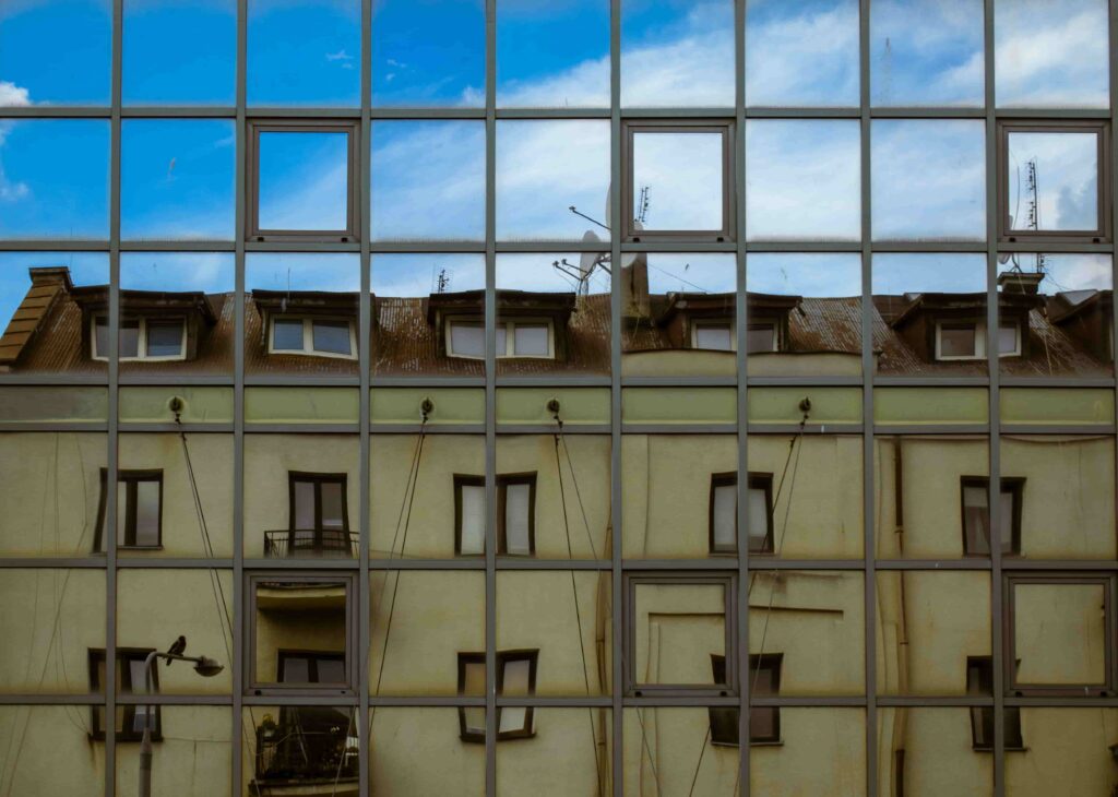 Spiegelung eines Altbaus in einer Glasfassade – Beispiel für Muster, Symmetrie und Bildgestaltung in der Fotografie