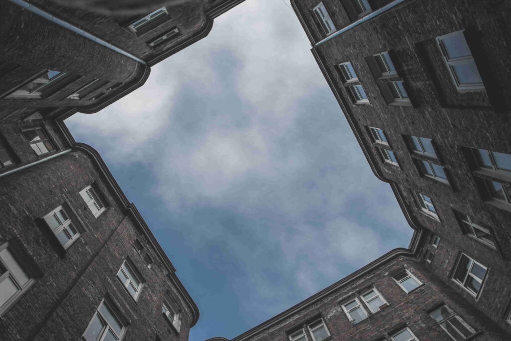 Blick von unten durch einen Innenhof – Beispiel für Framing und negativen Raum in der Bildkomposition